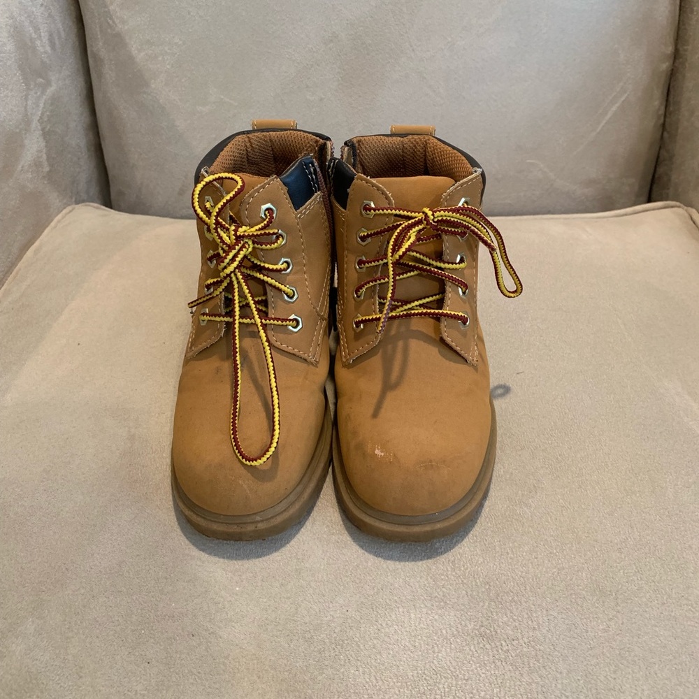 Kids boots. Eddie Bauer. Size 10